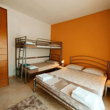 Christian House Σταυρός